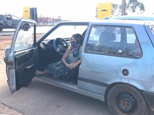 Com medo de Lázaro, família com grávida dorme dentro de carro