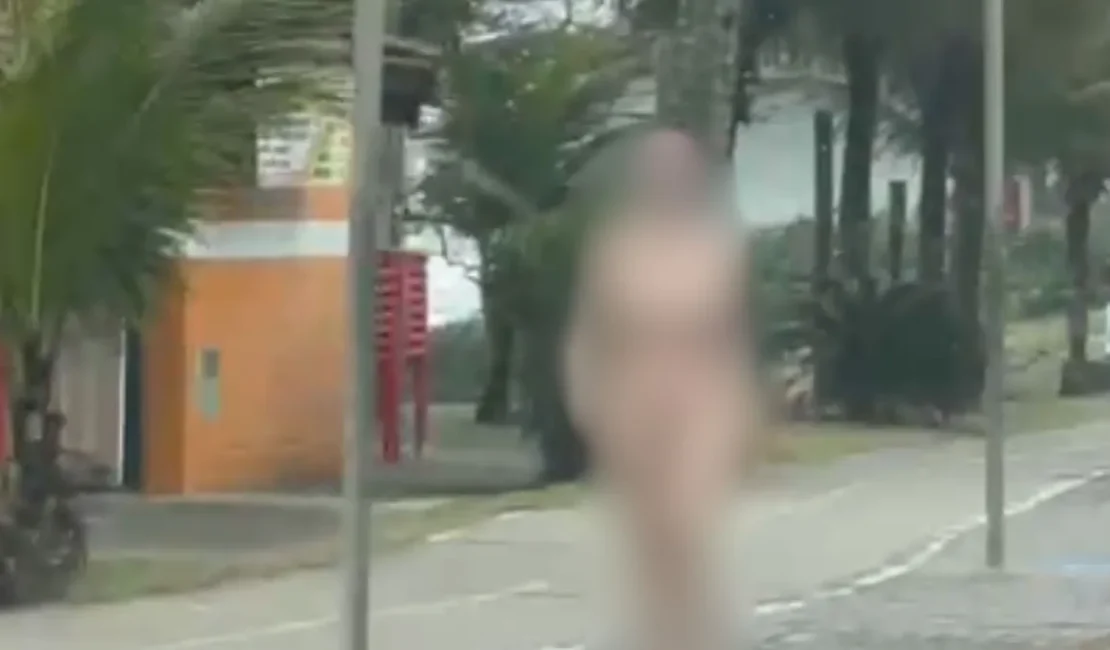 Mulher presa nua após matar pai diz que se prostituía por influência dele