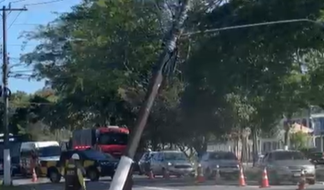 Poste ameaça cair na Avenida Durval de Goes Monteiro