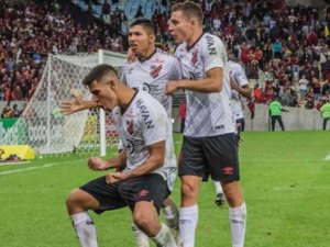 Flamengo desperdiça três pênaltis e Athletico avança