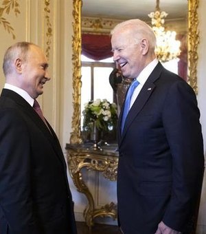 Joe Biden e Vladimir Putin conversarão neste sábado (12)