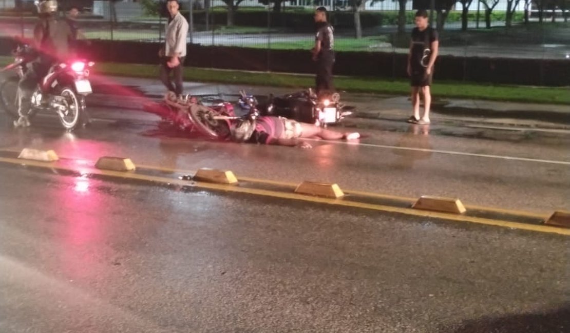 Motociclista tem fratura exposta no pé após sofrer acidente no bairro Serraria, em Maceió