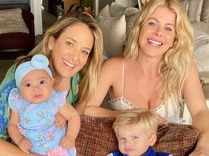 Karina Bacchi e Ticiane Pinheiro posam juntas com os filhos e encantam
