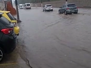 Chuva alaga Avenida de bairro em Arapiraca