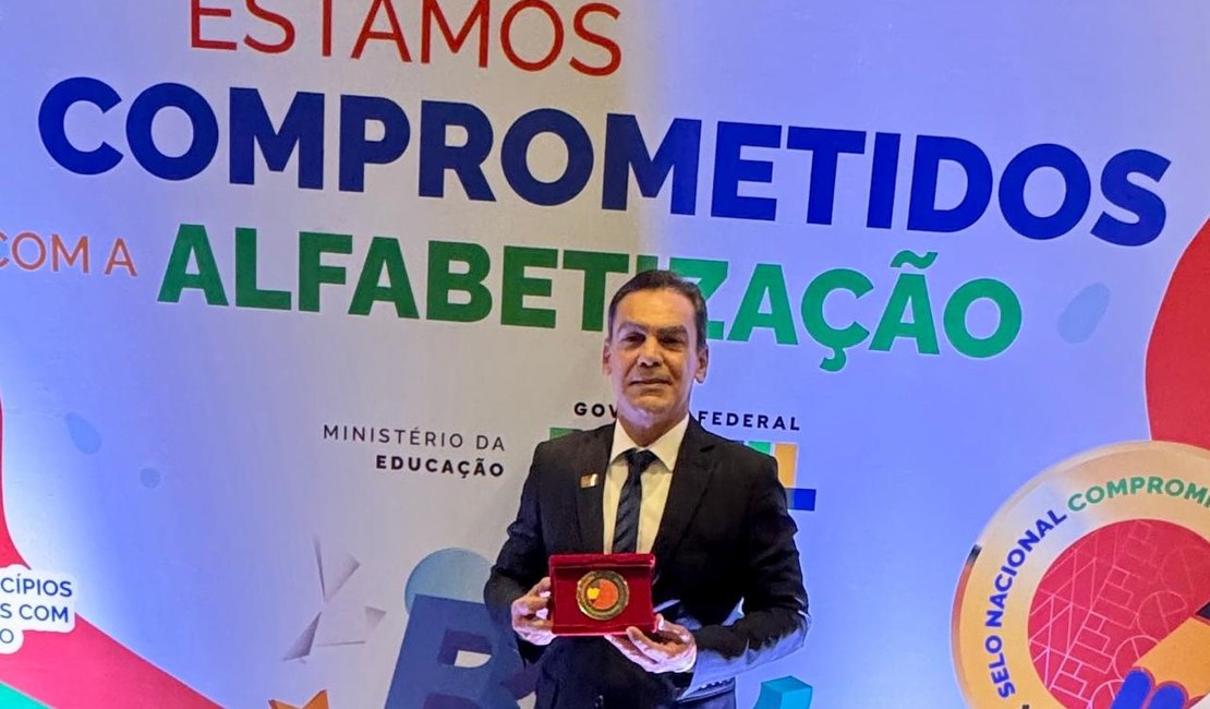 Prefeito de São Sebastião recebe o Selo ouro de compromisso com a alfabetização em Brasília