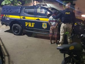 PRF recupera veículo roubado e prende homem em União dos Palmares
