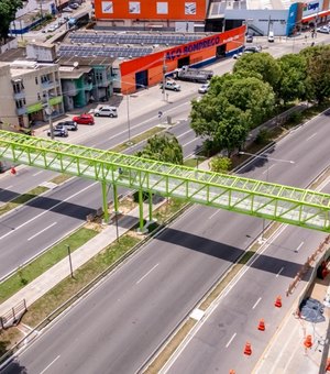 Instalação de passarela interdita trecho da Av. Durval de Góes Monteiro no sábado (18)