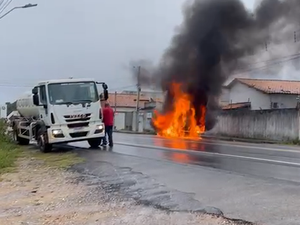 Ambulância da Secretaria de Saúde de Penedo pega fogo em beira de estrada