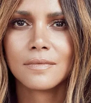 Aos 56 anos, Halle Berry posa nua... na varanda