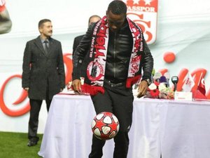 Robinho assina por um ano e meio com Sivasspor e celebra chegada à Turquia
