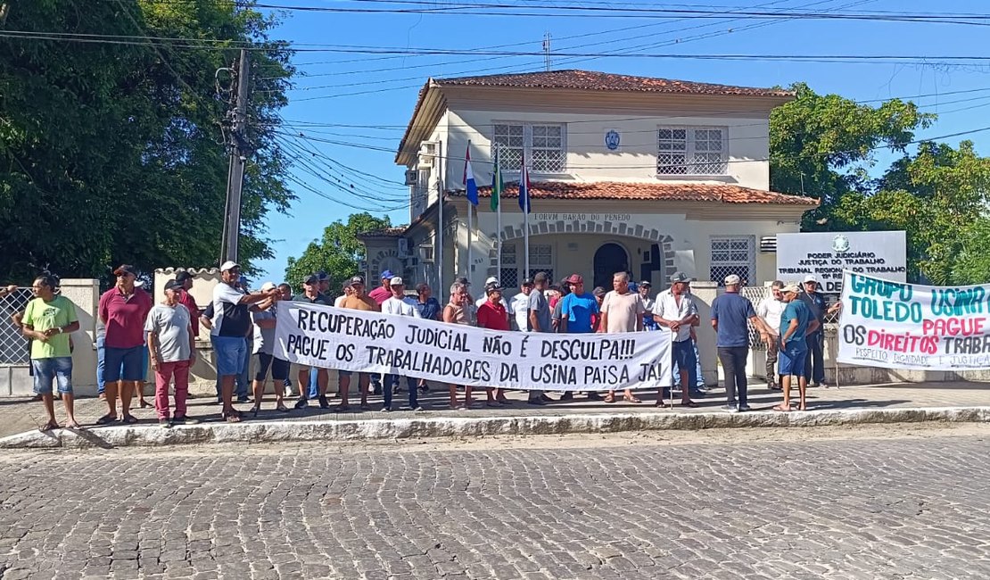 Ex-funcionários da Usina PAISA protestam por pagamento de direitos trabalhistas em Penedo