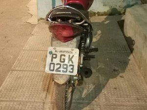 Em perseguição, adolescentes são pegos pela PM com moto furtada