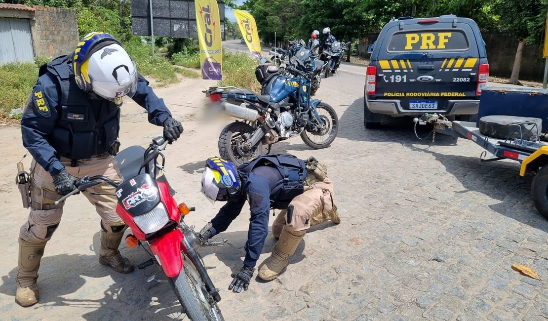 Dois foragidos da Justiça são presos pela PRF em Maceió