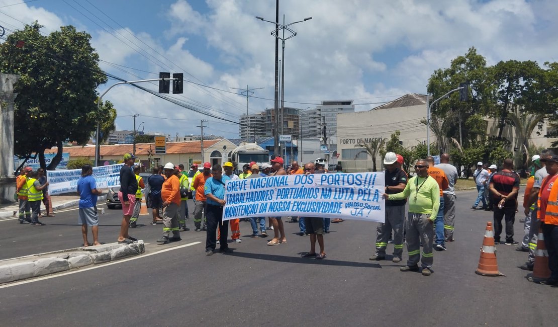 [Vídeo] Trabalhadores portuários iniciam greve com protesto em frente ao Porto de Maceió