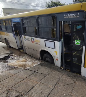 [Vídeo]: Ônibus quebra ao passar por buraco e deixa trânsito lento na Av. Gustavo Paiva