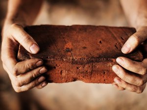 Idosa de 82 anos fica ferida após receber tijoladas em Palmeira dos Índios