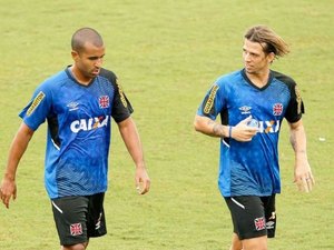 Com Julio Cesar, Diguinho e reservas, Vasco se reapresenta após título