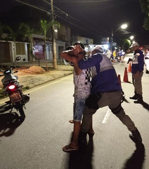 Lei Seca prende condutor embriagado e flagra 11 inabilitados em Maceió