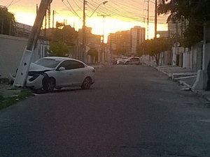 Condutor perde o controle da direção e atinge poste em avenida da capital