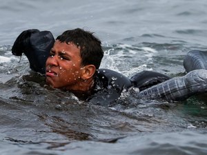 Adolescente marroquino usa garrafas de plástico para chegar à Espanha