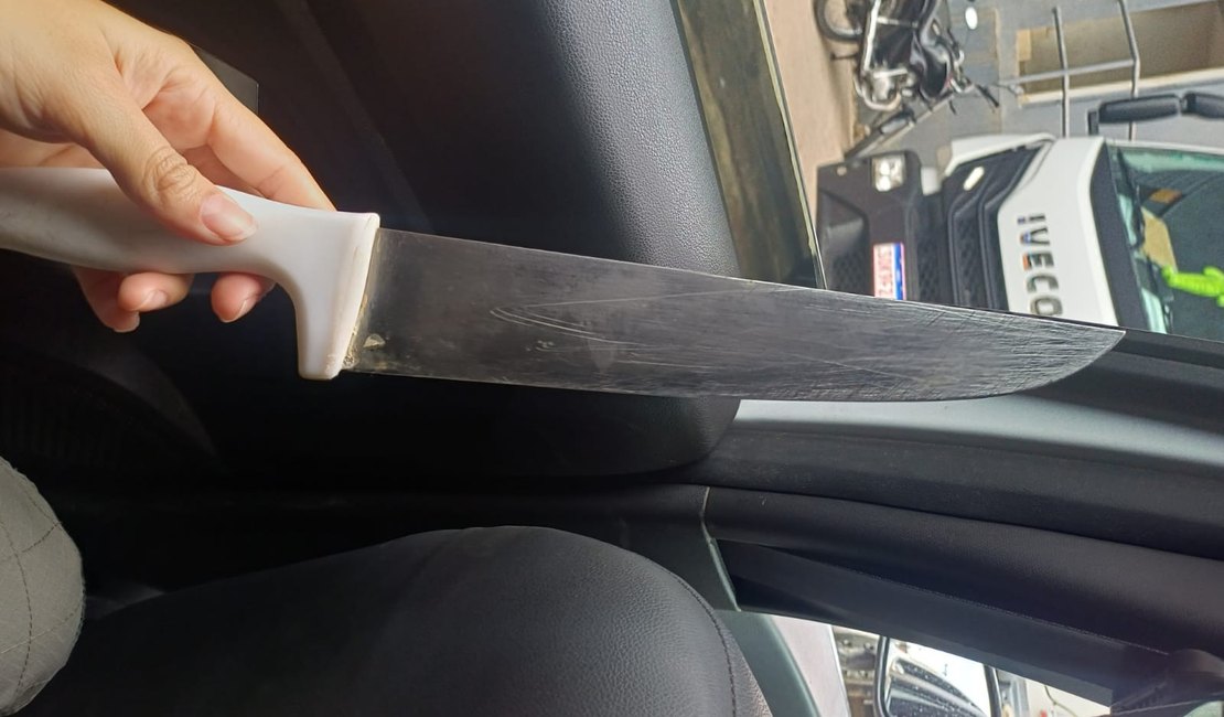 Homem é detido após ameaçar padrasto com faca em Arapiraca