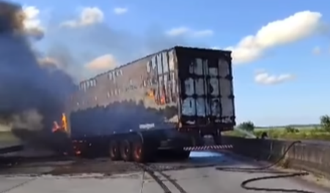 [Vídeo] Choque entre caminhões provoca incêndio em um dos veículos na BR-101 em São Miguel dos Campos