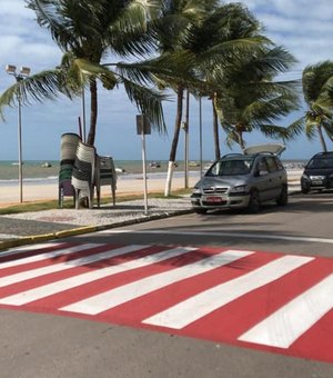 SMTT pinta faixas de pedestres na Orla de Maragogi
