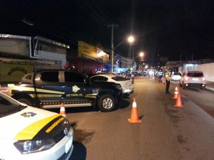Lei Seca: agentes recolhem 12 CNHs e um é preso por dirigir embriagado