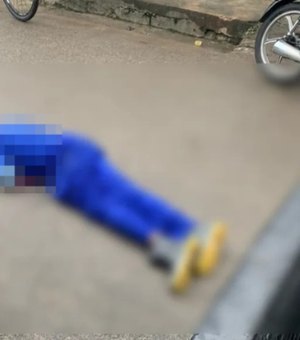 Homem é morto a tiros no meio da rua em plena luz do dia no Vergel do Lago, em Maceió