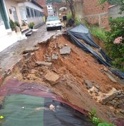Maragogi: barreira desliza e destrói parte de rua no conjunto Adélia Lira