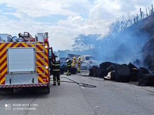 Carreta de algodão incendeia na BR-101 entre os munícipios de Igreja Nova e Porto Real do Colégio