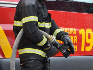 Incêndio atinge veículo na Avenida Juca Sampaio, em Maceió