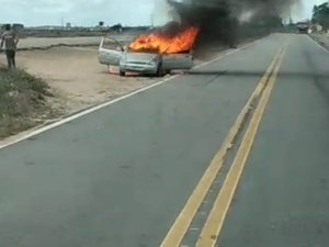 Carro incendeia na BR-101, em São Sebastião