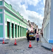 Trânsito é alterado na rua Siqueira Campos para pintura de casarões históricos de Penedo