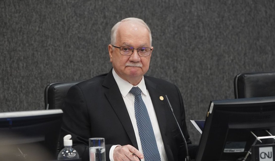 Fachin aguarda explicações de ministros para decidir sobre crise