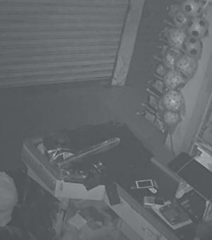 [Vídeo] Mercadinho é invadido e furtado por homem encapuzado no bairro do Poço