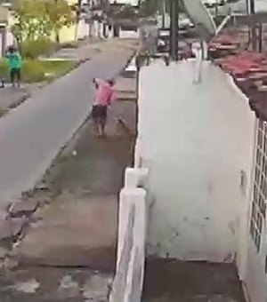 [Vídeo] Pitbull ataca homem e cadela no Benedito Bentes