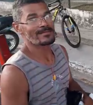 [Vídeo] Cadeirante não tem como pagar aluguel e há 11 meses mora em ponto de ônibus em Arapiraca