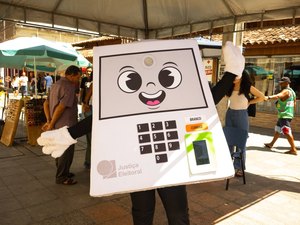 TRE Alagoas promove ação na orla de Maceió com foco em eleitores idosos