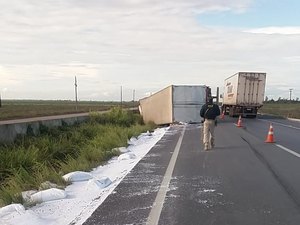 Caminhão tomba e derruba óleo em pista na Barra de São Miguel