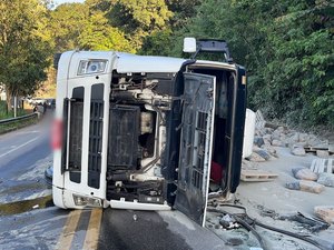 Carreta que carregava cimento tomba na BR-316 em Atalaia