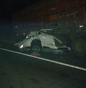 Acidente entre carro de passeio e caminhão deixa uma pessoa morta na BR-316