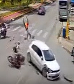 Colisão violenta entre carro e moto deixa dois feridos em Matriz de Camaragibe