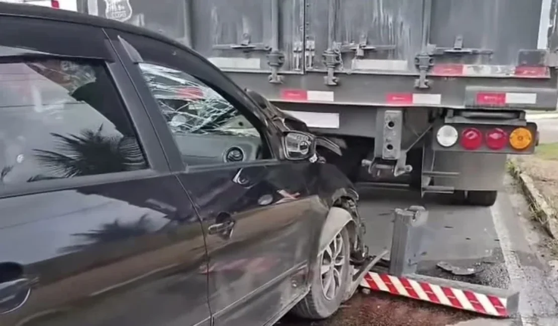 Carro bate na traseira de carreta e deixa trânsito lento na AL-220