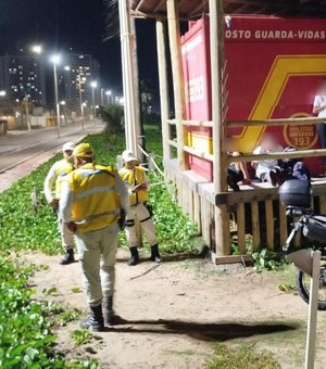 Trio é flagrado com maconha após comportamento suspeito na orla de Jacarecica, em Maceió