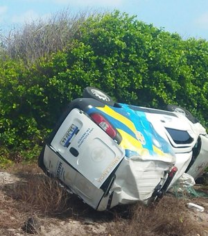 [Vídeo] Ambulância da Prefeitura de Maceió capota na AL-101 Sul e deixa dois feridos