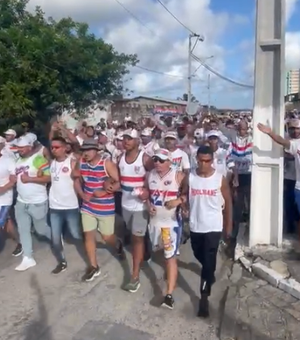 Milhares de torcedores do Fortaleza são escoltados pela PM até ao Estádio Rei Pelé