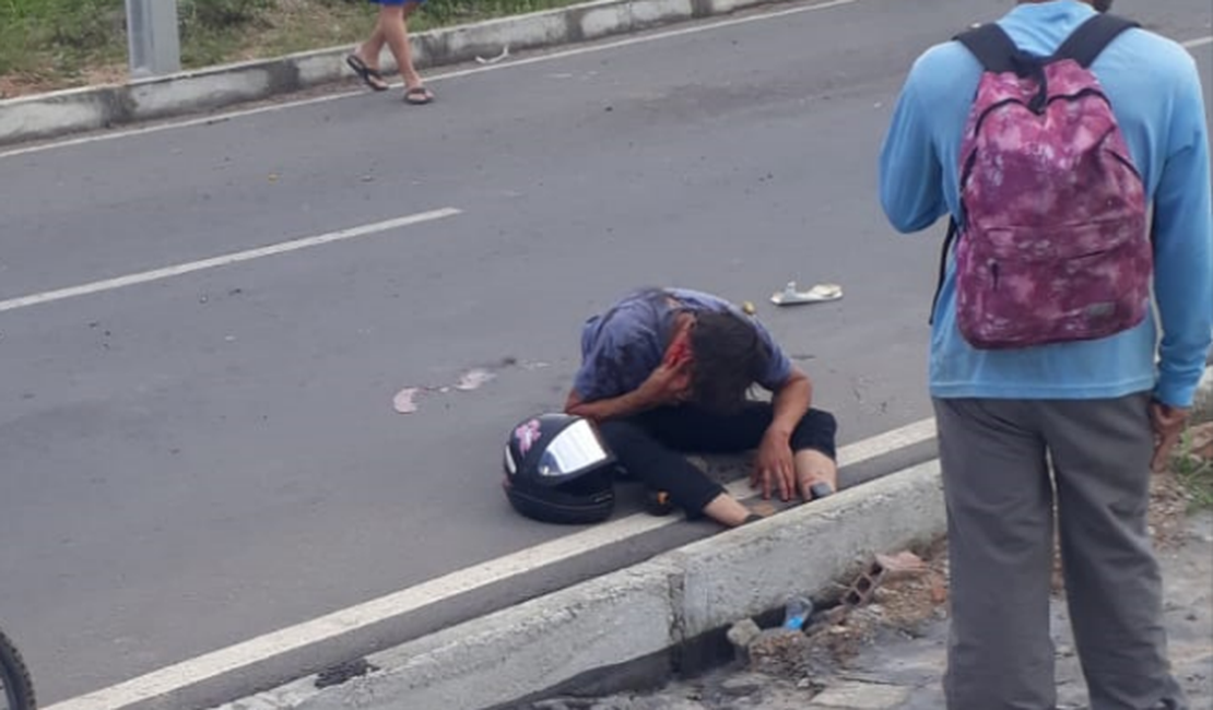 Homem monitorado por tornozeleira eletrônica fica ferido em acidente de moto em Arapiraca