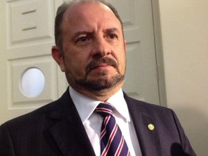 Portal de notícias e jornalista são proibidos de citar nome de deputado estadual