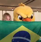 Loiro misterioso e Canarinho Pistola se encontram para o jogo do Brasil